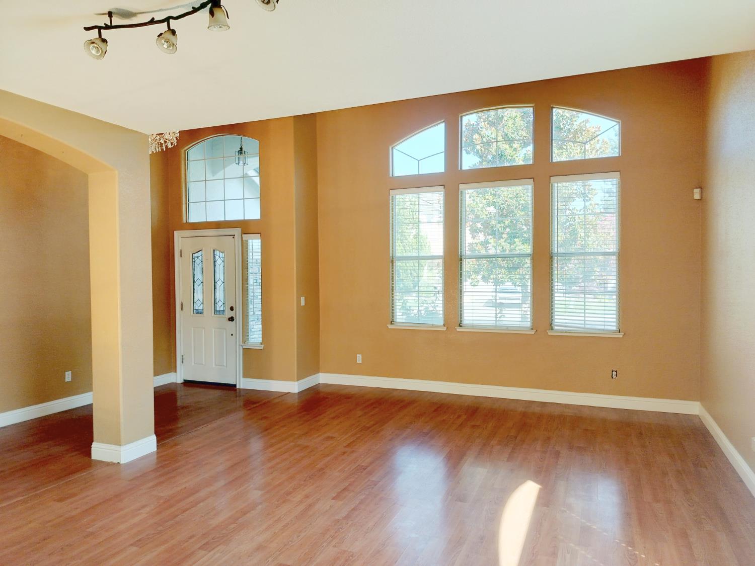 Detail Gallery Image 4 of 61 For 8880 Water Song Cir, Roseville,  CA 95747 - 5 Beds | 3 Baths
