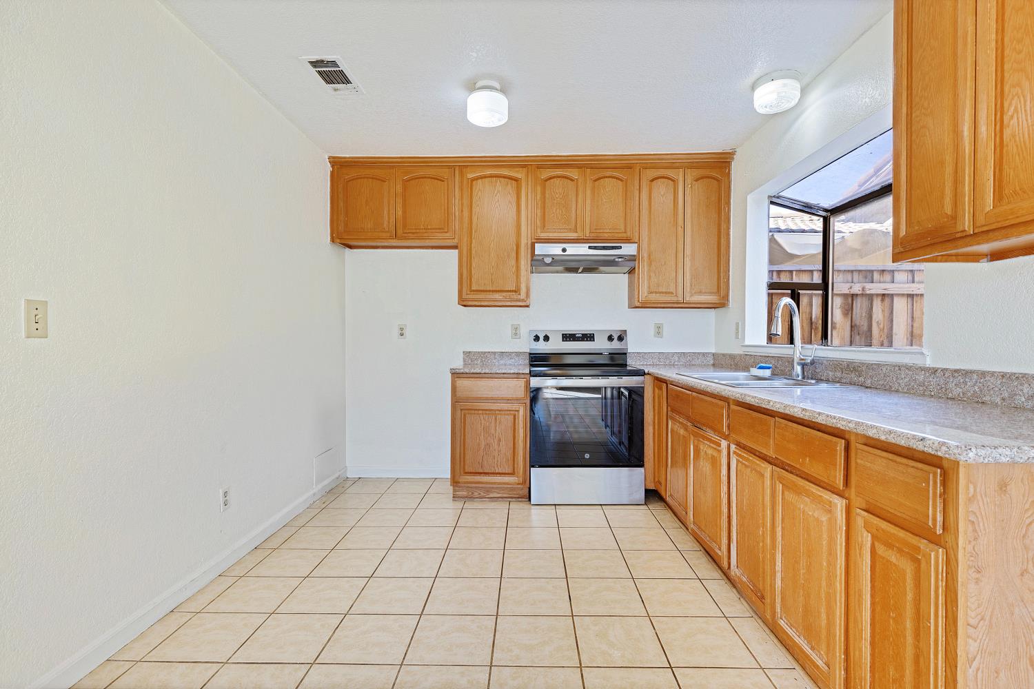 Detail Gallery Image 3 of 26 For 8916 Fox Creek Dr, Stockton,  CA 95210 - 3 Beds | 2 Baths