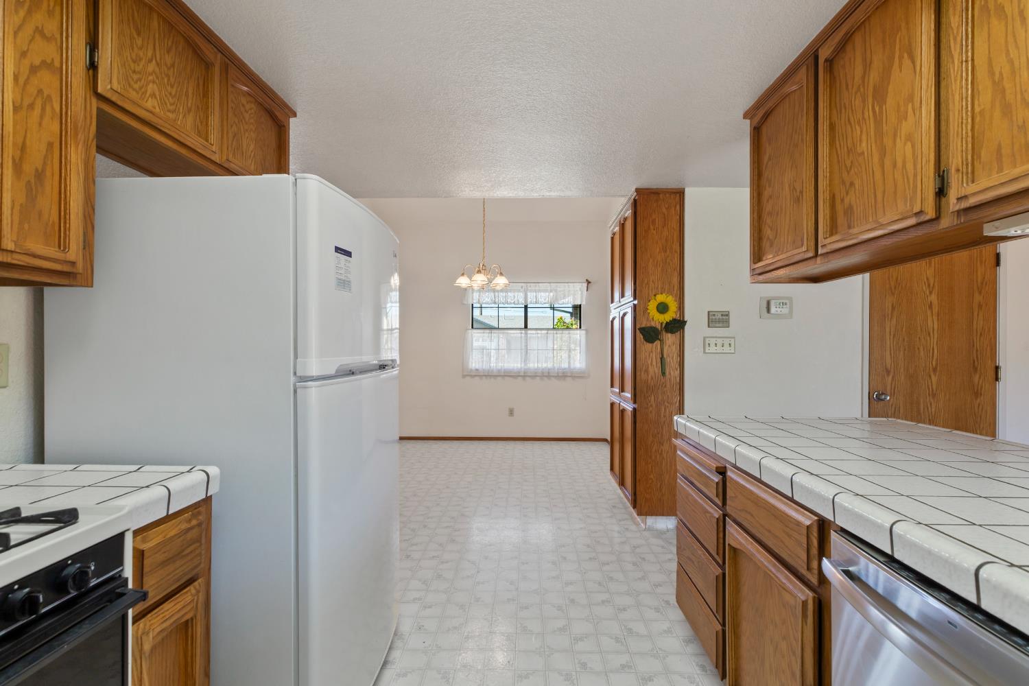 Detail Gallery Image 8 of 33 For 1729 Truckee Way, Modesto,  CA 95351 - 3 Beds | 2 Baths