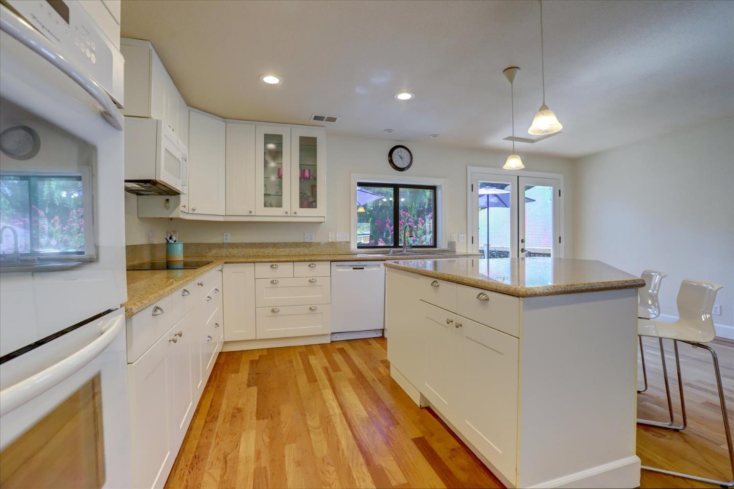 Detail Gallery Image 11 of 65 For 14051 Strawberry Cir, Penn Valley,  CA 95946 - 3 Beds | 3/1 Baths