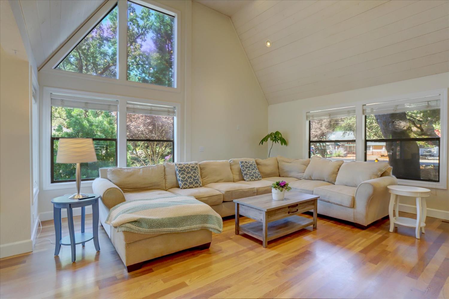 Detail Gallery Image 7 of 65 For 14051 Strawberry Cir, Penn Valley,  CA 95946 - 3 Beds | 3/1 Baths