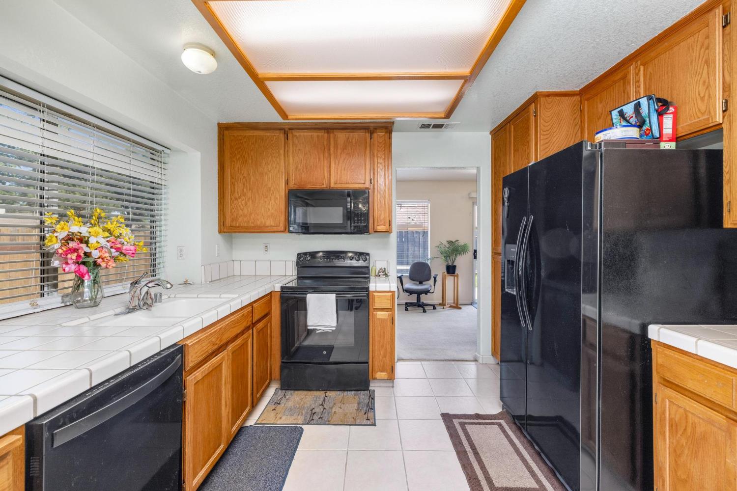 Detail Gallery Image 12 of 34 For 1637 Fantasy Ct, Modesto,  CA 95351 - 3 Beds | 2 Baths