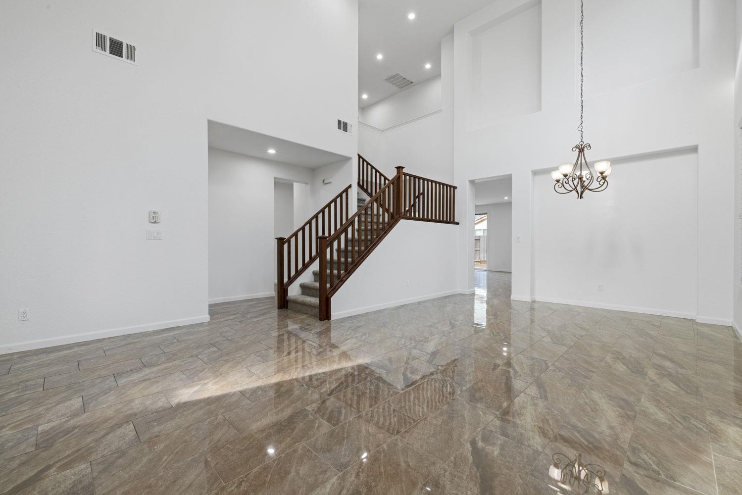 Detail Gallery Image 9 of 51 For 2905 Amir Pl, Modesto,  CA 95355 - 5 Beds | 2/1 Baths