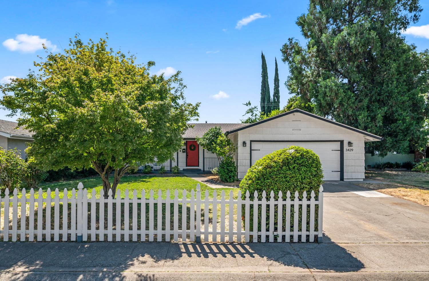 Detail Gallery Image 3 of 29 For 3429 Rosemont Dr, Sacramento,  CA 95826 - 3 Beds | 2 Baths