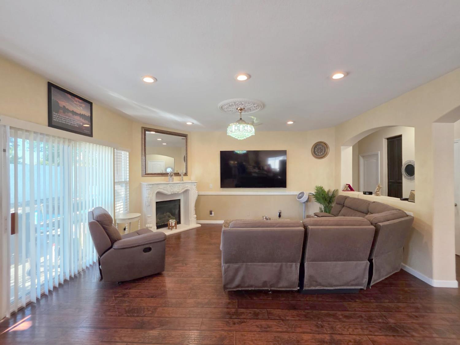 Detail Gallery Image 4 of 24 For 2693 Explorer Way, Turlock,  CA 95382 - 4 Beds | 2/1 Baths