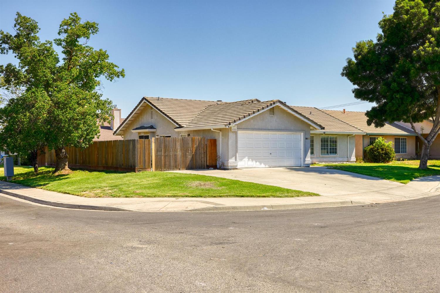 Detail Gallery Image 3 of 34 For 1637 Fantasy Ct, Modesto,  CA 95351 - 3 Beds | 2 Baths