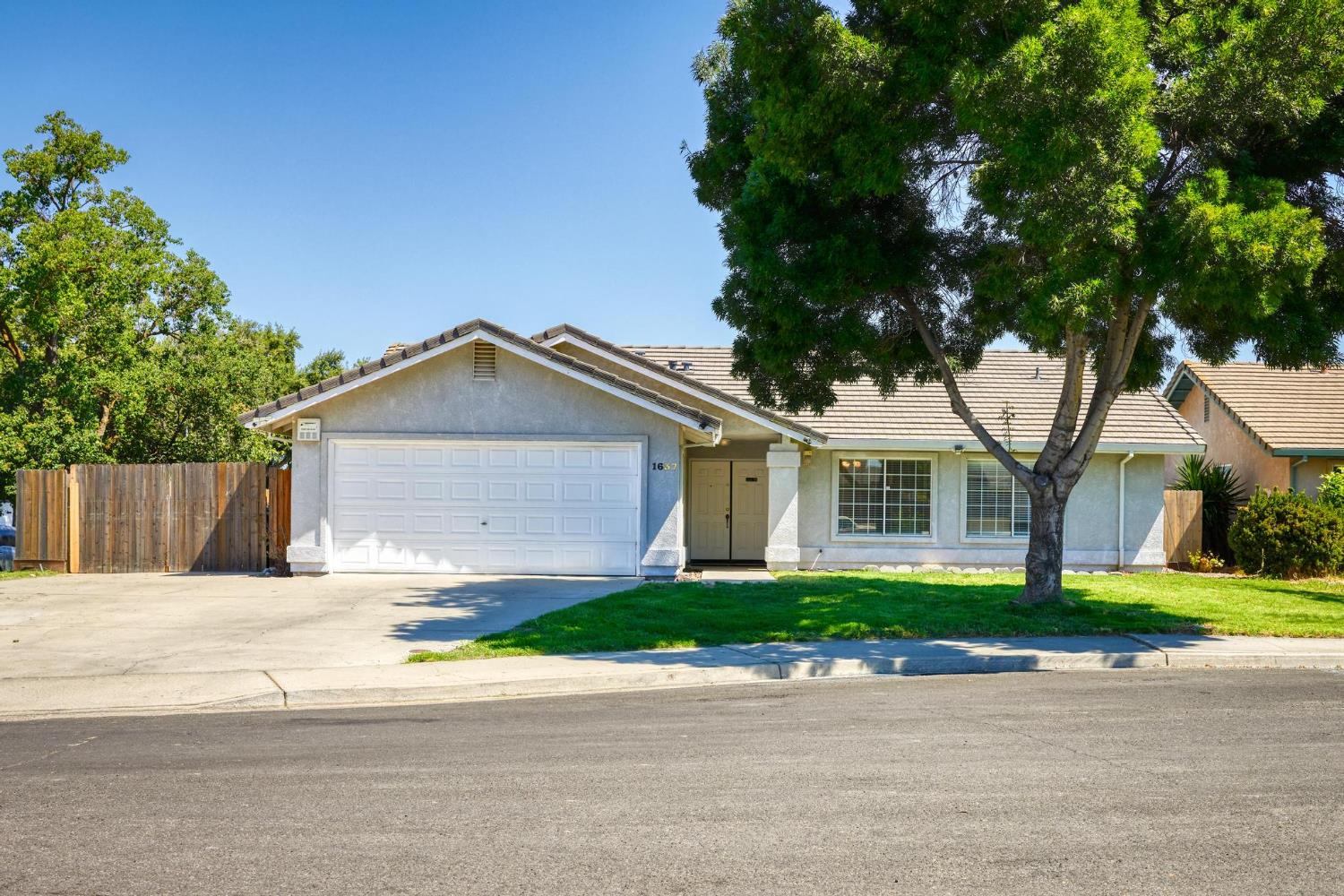 Detail Gallery Image 1 of 34 For 1637 Fantasy Ct, Modesto,  CA 95351 - 3 Beds | 2 Baths