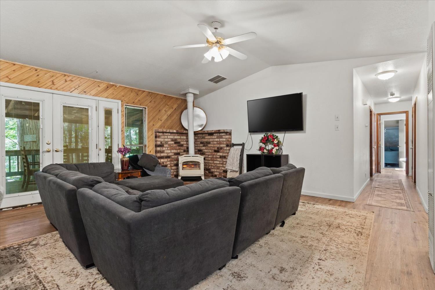 Detail Gallery Image 15 of 58 For 3205 Castlewood Cir, Pollock Pines,  CA 95726 - 3 Beds | 2 Baths