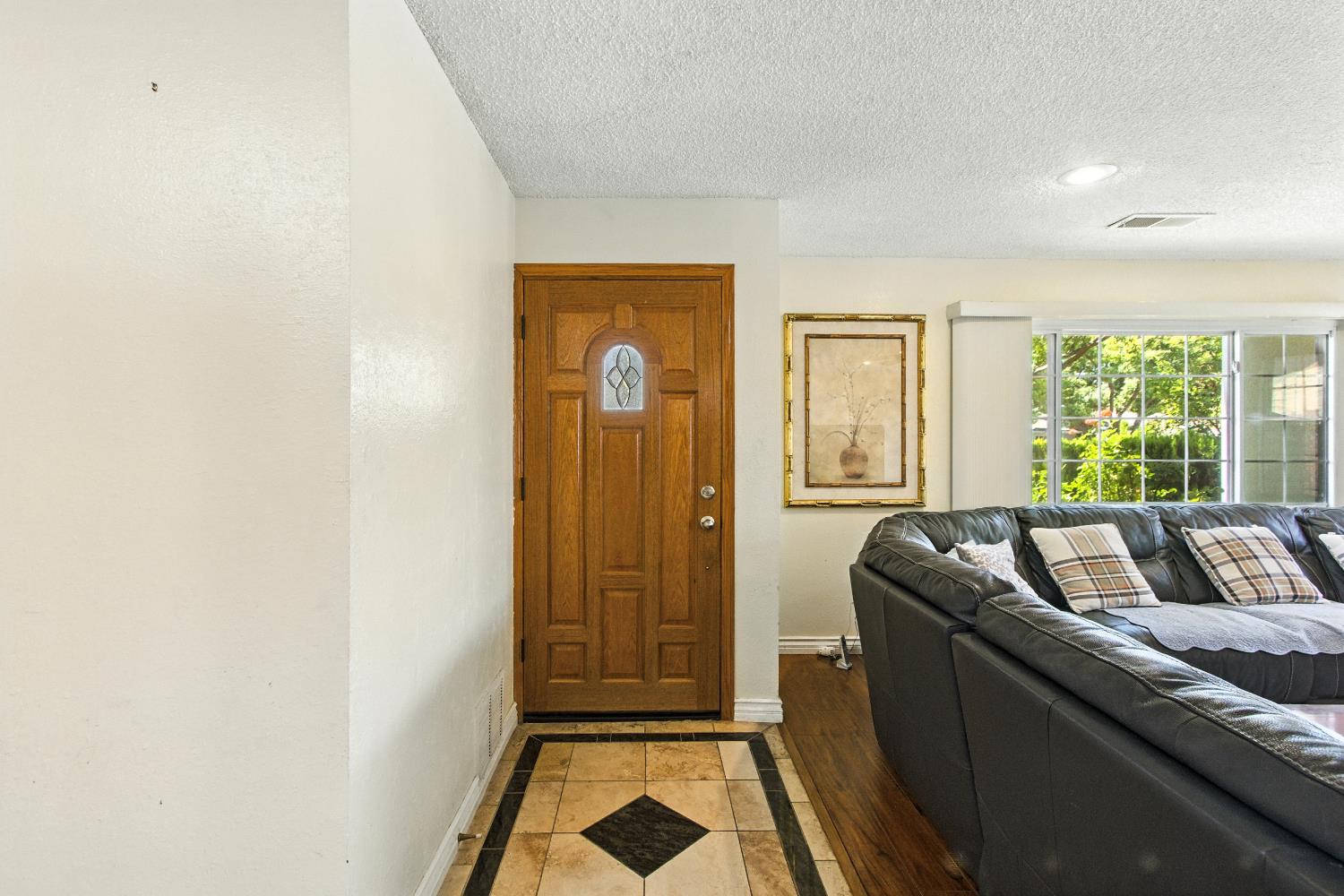 Detail Gallery Image 4 of 38 For 3347 Calico Ct, Sacramento,  CA 95826 - 4 Beds | 2/1 Baths