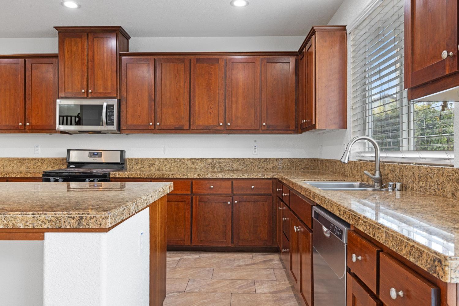 Detail Gallery Image 17 of 51 For 2905 Amir Pl, Modesto,  CA 95355 - 5 Beds | 2/1 Baths