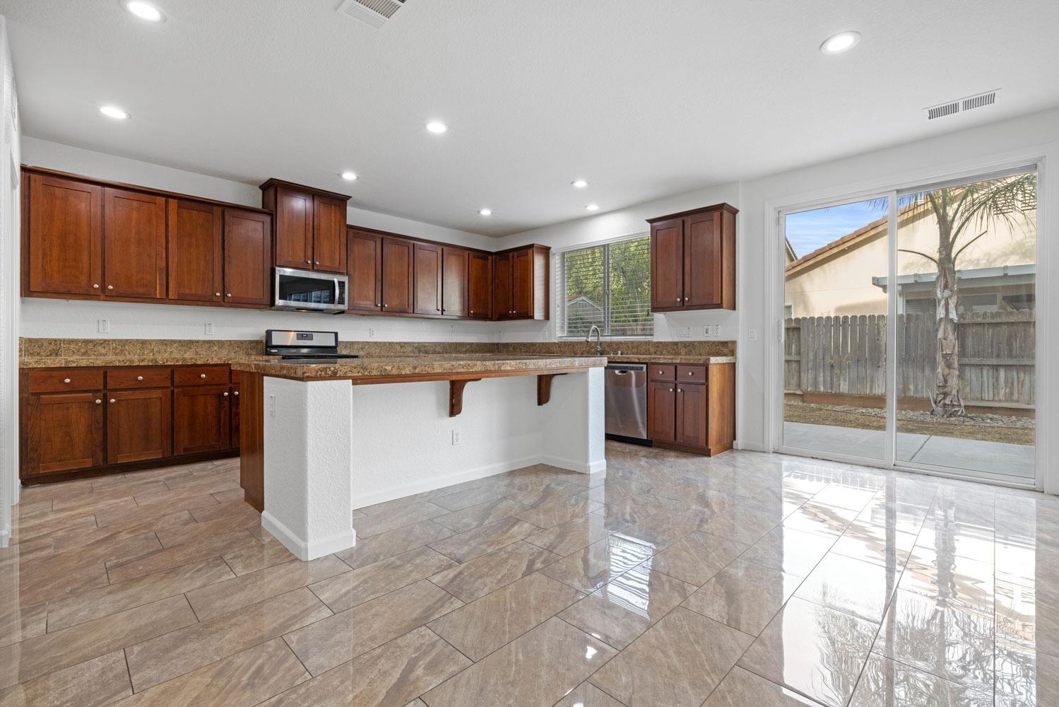 Detail Gallery Image 16 of 51 For 2905 Amir Pl, Modesto,  CA 95355 - 5 Beds | 2/1 Baths