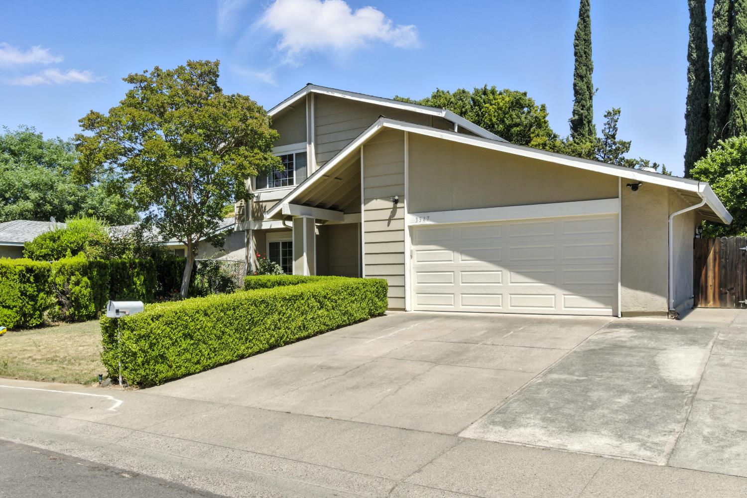 Detail Gallery Image 2 of 38 For 3347 Calico Ct, Sacramento,  CA 95826 - 4 Beds | 2/1 Baths