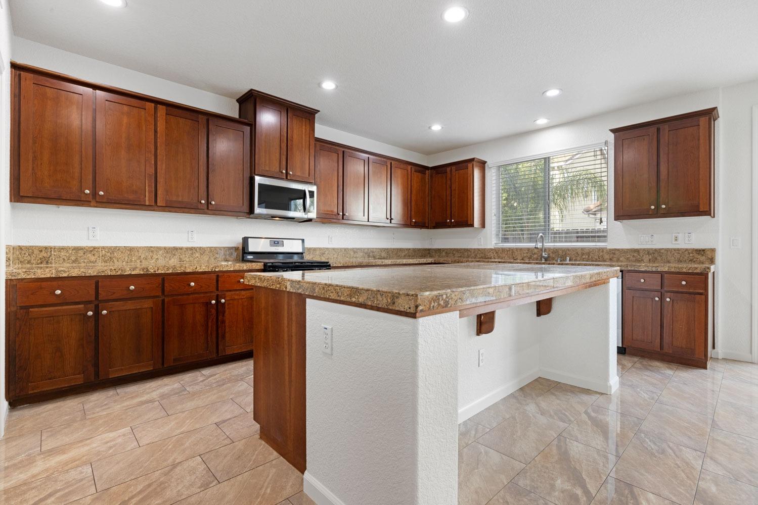 Detail Gallery Image 21 of 51 For 2905 Amir Pl, Modesto,  CA 95355 - 5 Beds | 2/1 Baths