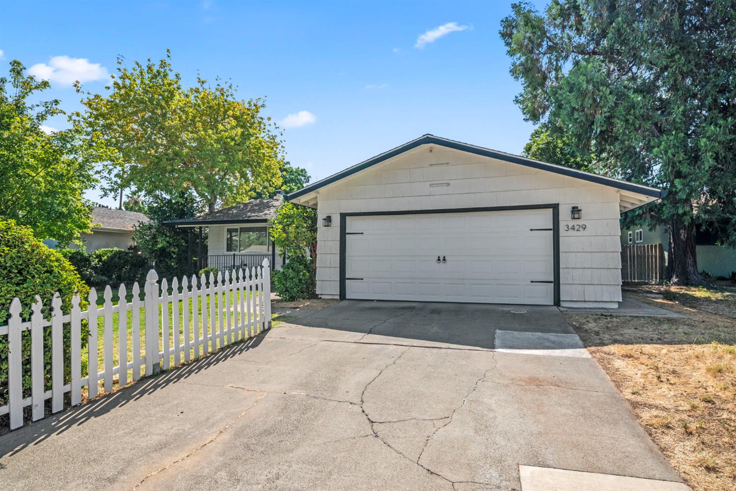 Detail Gallery Image 4 of 29 For 3429 Rosemont Dr, Sacramento,  CA 95826 - 3 Beds | 2 Baths