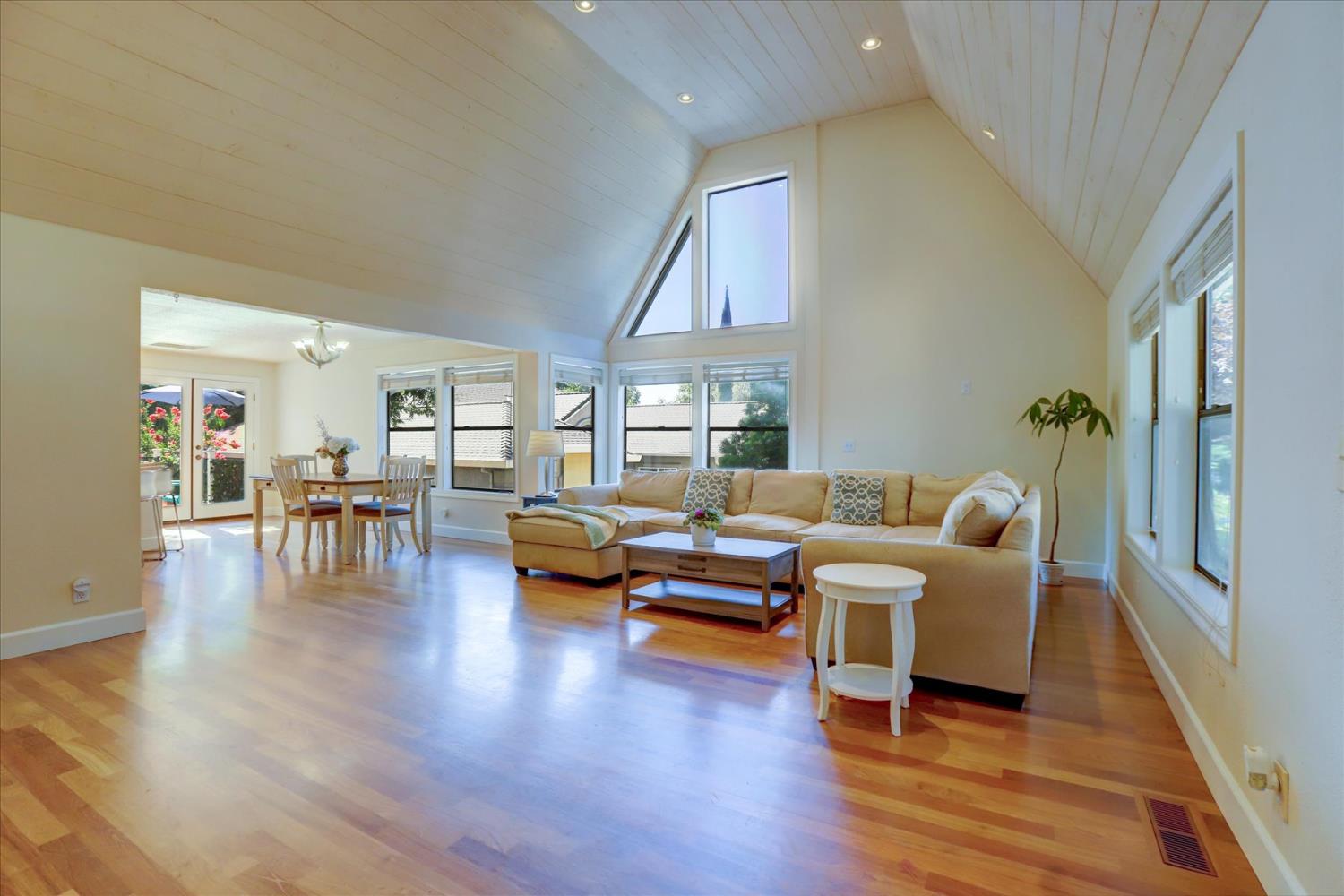 Detail Gallery Image 4 of 65 For 14051 Strawberry Cir, Penn Valley,  CA 95946 - 3 Beds | 3/1 Baths