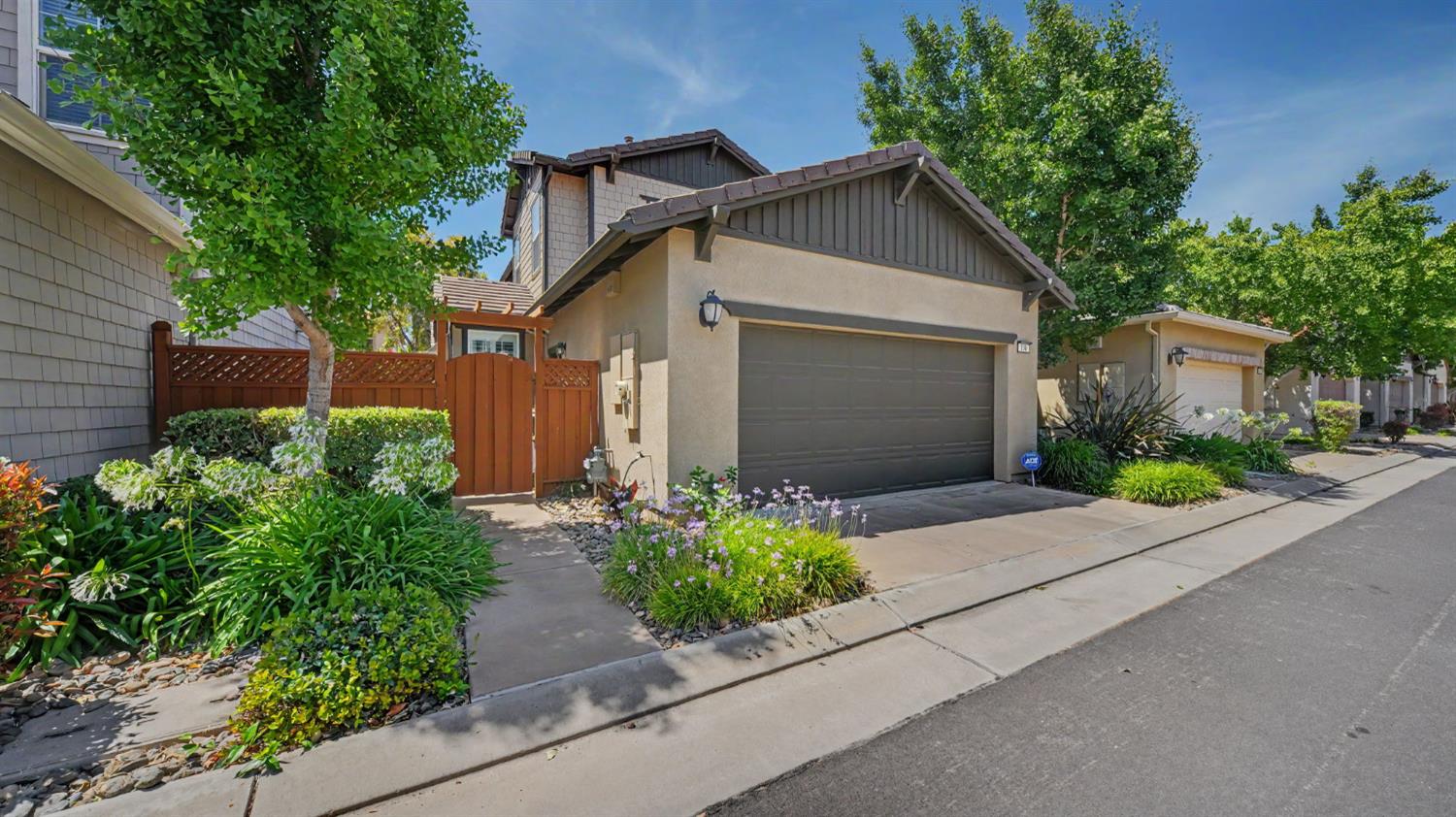 216 W Santa Cruz Way