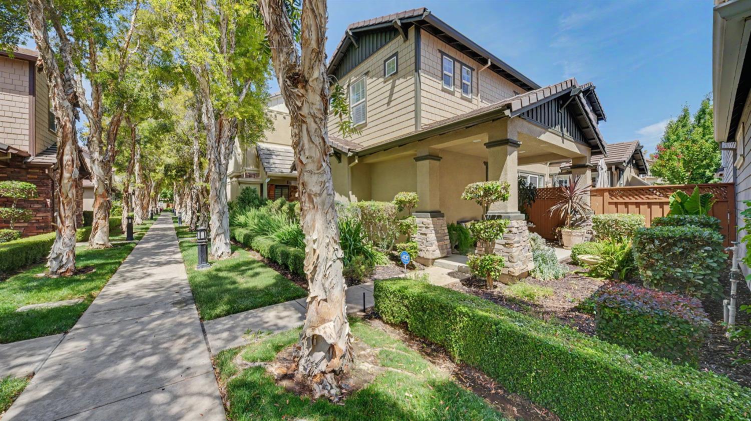 216 W Santa Cruz Way