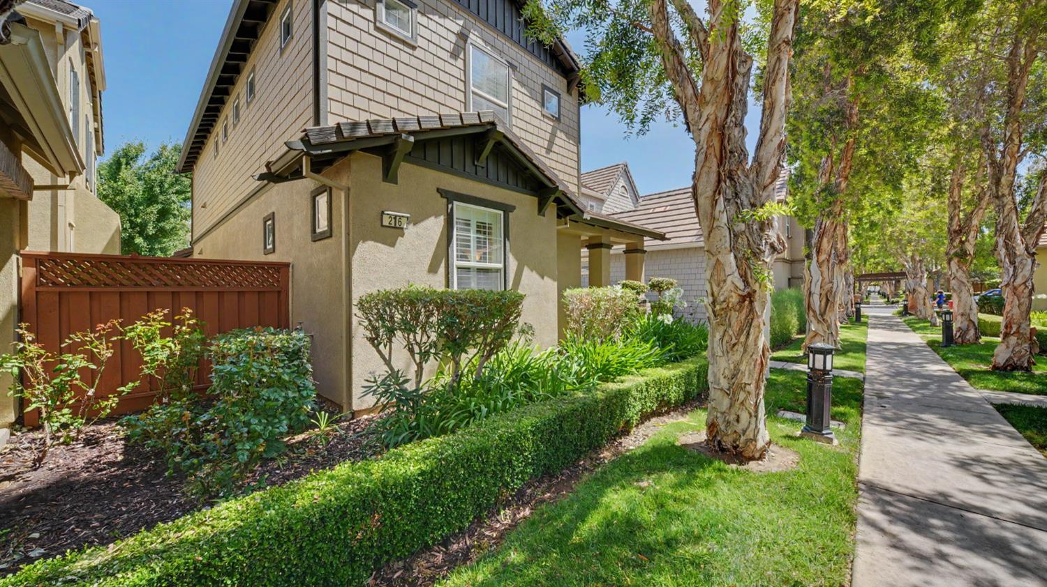216 W Santa Cruz Way