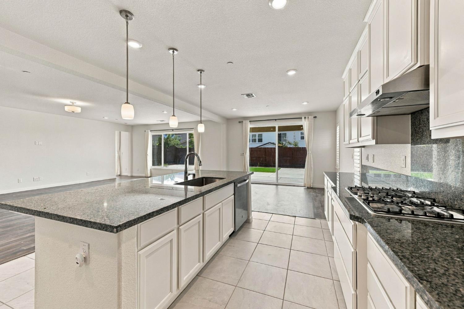 561223877_b6796b73-bc7d-4dd9-a596-31377476fb1d.jpg