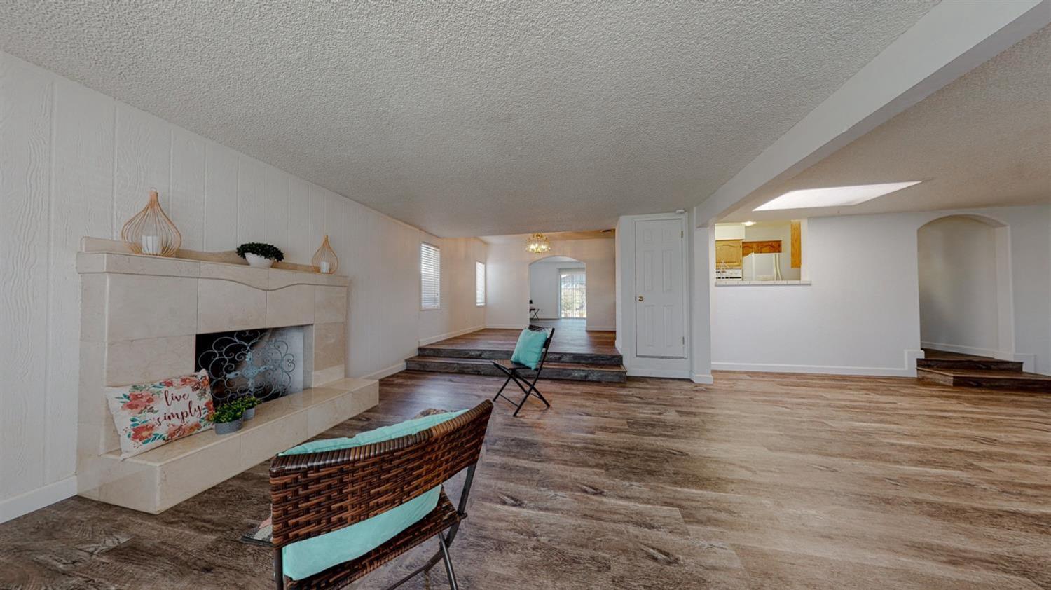 2404 Queenaire Lane